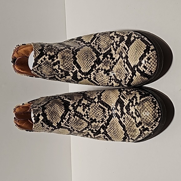 Mata Valentina Bootie Ankle Boot Snake Skin Animal Print Zipper Stacked Heel 10 - Picture 2 of 13